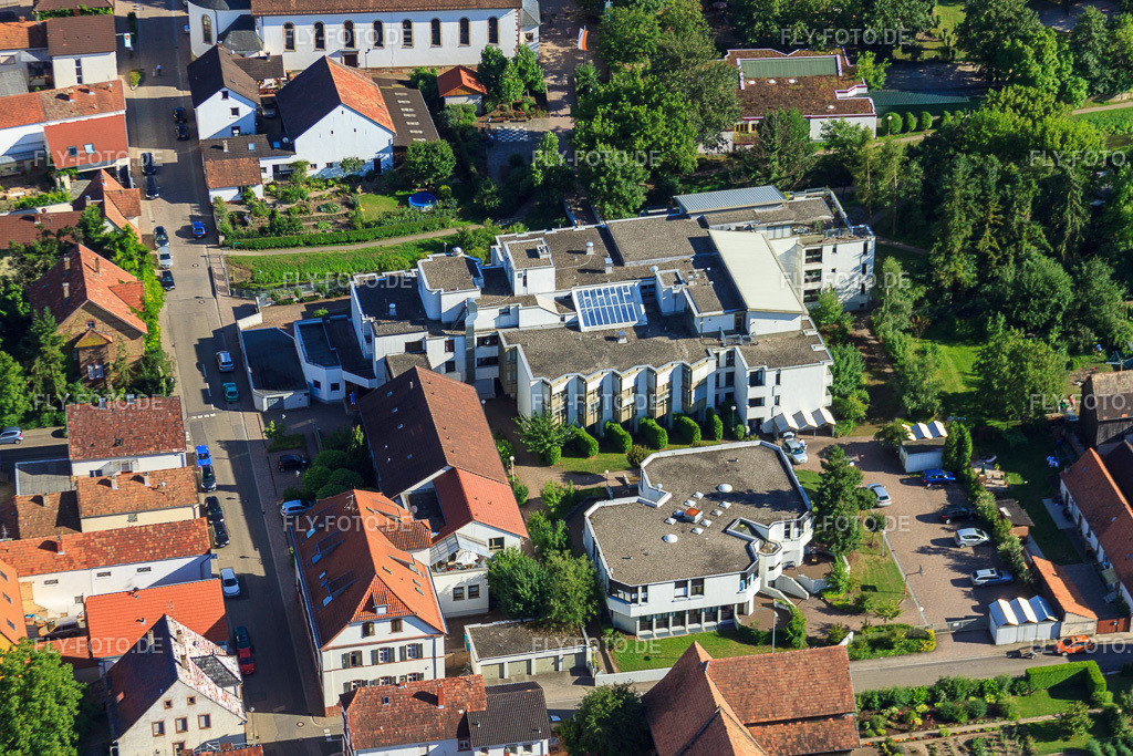 Braun'sche Stiftung | Luftbild: Braun'sche Stiftung in Rülzheim im Bundesland Rheinland-Pfalz in Deutschland. Foto: IMG_30738.jpg vom 31.07.2010 durch Werner Riehm/FLY-FOTO.de - Realisiert mit Pictrs.com