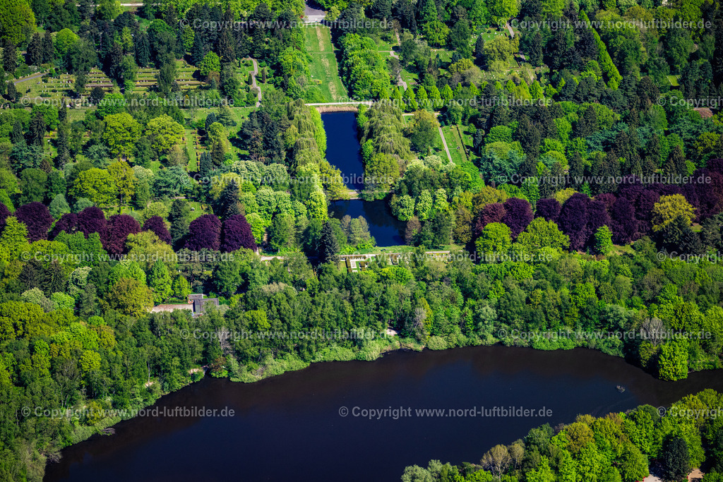 Hamburg_Ohlsdorf_Friedhof_Grabmalfreilichtmuseum_ELS_3070010525 | HAMBURG 27.04.2025 Grabreihen auf dem Gelände des Friedhofes "Friedhof Ohlsdorf" in den Parkanlagen an der Fuhlsbüttler Straße in Hamburg, Deutschland. Weiterführende Informationen bei: Hamburger Friedhöfe. // Grave rows on the grounds of the cemetery "Friedhof Ohlsdorf" in the park on Fuhlsbuettler Strasse in Hamburg, Germany. Further information at: Hamburger Friedhoefe. Foto: Martin Elsen