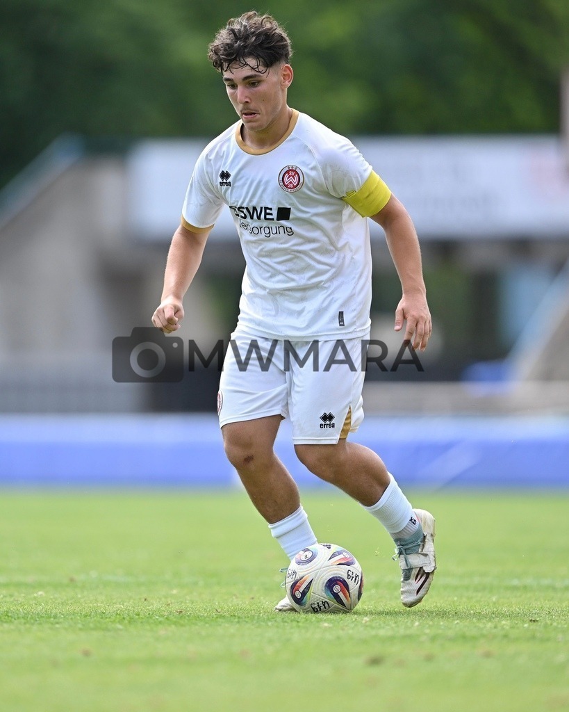 Fußball I Herren I Mannschaftsshooting I Saison 2026-2027 I TSG Hoffenheim II | Nader El-Jindaoui (#30) 13.07.2026 Nahaufnahme, Einzelfoto, Freisteller, Portrait, Porträt, Einzelbild, Herren, 3. Liga, Hoffenheim II, Baden- Wüttemberg, Dietmar-Hopp-Stadion, Teamfoto, Teamshooting, Mannschaftsfoto, Juli - Realisiert mit Pictrs.com