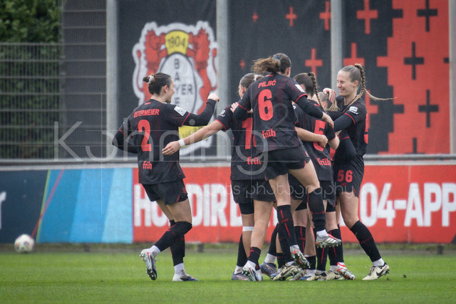 Frauen Fußball-Bundesliga; Bayer 04 Leverkusen - 1. FC Nürnberg, 31.01.2026 | Torjubel: Vanessa Fudalla (Bayer 04 Leverkusen, 21) trifft zum 1:0; Bayer 04 Leverkusen - 1. FC Nürnberg an Spieltag 16 der Google Pixel Frauen-Bundesliga am 31.01.2026 im Ulrich-Haberland-Stadion in Leverkusen (Nordrhein-Westfalen). DFL REGULATIONS PROHIBIT ANY USE OF PHOTOGRAPHS AS IMAGE SEQUENCES AND/OR QUASI-VIDEO.