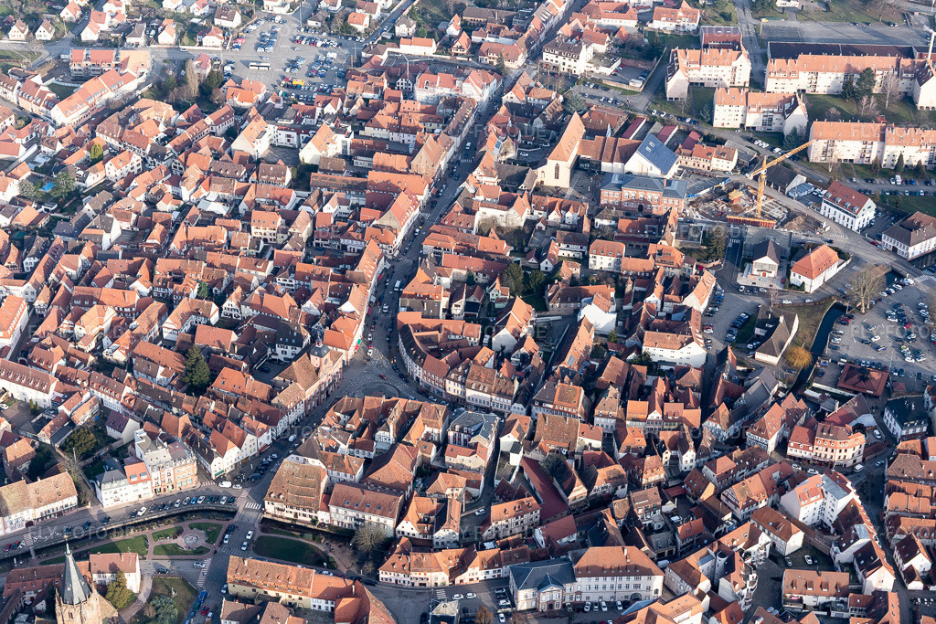 Luftbild: Altstadtbereich und Innenstadtzentrum in Wissembourg im Bundesland Bas-Rhin in Frankreich. Foto: IMG_112581.jpg vom 05.02.2019 durch Werner Riehm/FLY-FOTO.de