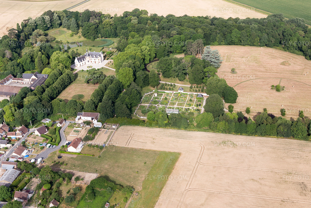 Aerial view: View of the town in Saint-Cyr-du-Gault in the state Loir et Cher, France. – Photo: IMG_101191.jpg taken on 06/24/2017 by Werner Riehm/FLY-FOTO.com – Resolution of the original: 5308 x 3539 px