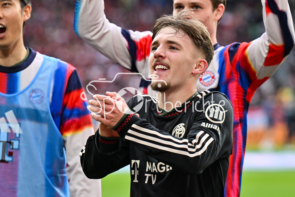 SC Freiburg - FC Bayern München | FREIBURG, GERMANY - 04. APRIL: die Spieler der Gäste feiern zusammen mit den Fans den 2-3 Auswärtssieg in Freiburg während dem Bundesligamatch zwischen dem SC Freiburg und dem FC Bayern München am 28. Spieltag im Europa-Park Stadion / DFL REGULATIONS PROHIBIT ANY USE OF PHOTOGRAPHS AS IMAGE SEQUENCES AND/OR QUASI-VIDEO / Lennart KARL (FC Bayern Munich 42)