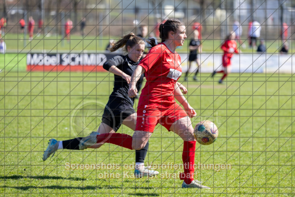 20250406_144055_0440 | Luisa Reiser (1.FC Donzdorf #05)1.FC Donzdorf (rot) vs. SV Jungingen (schwarz), Fussball, Frauen-Verbandsliga Württemberg, 16. Spieltag, Saison 2024/2025, Rasenplatz Lautertal Stadion, Süßener Straße 16, 73072 Donzdorf, 06.04.2025 - 13:00 Uhr,Foto: PhotoPeet-Sportfotografie/Peter Harich