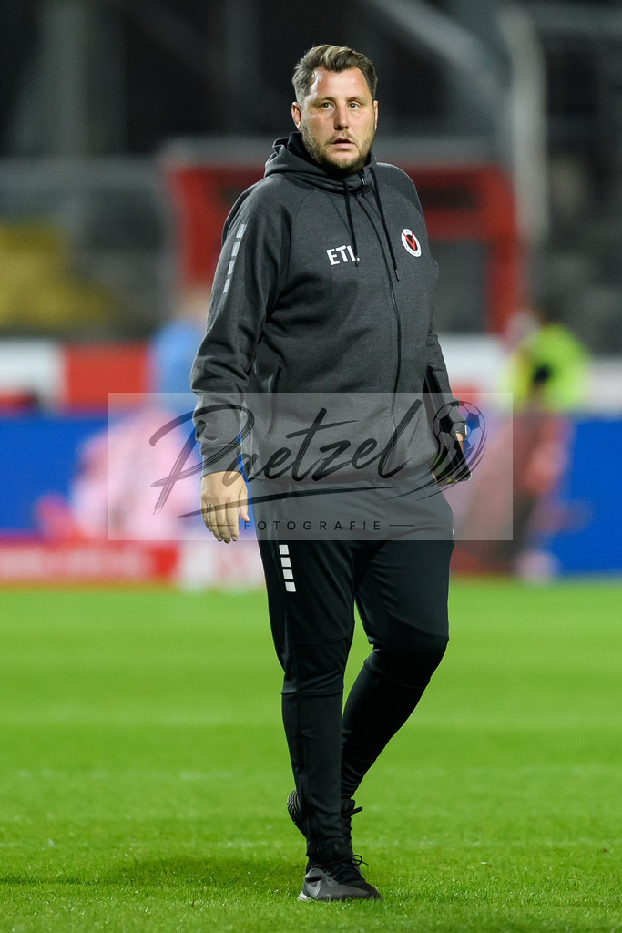 OSNVKO2021090620210906_223 | Fussball, Herren: Co-Trainer Markus Brenska (FC Viktoria Koeln) schaut beim Spiel der 3. Liga zwischen VfL Osnabrueck und FC Viktoria Koeln im Stadion an der Bremer Bruecke am 06.09.2021 in Osnabrueck, Deutschland.DFB / DFL REGULATIONS PROHIBIT ANY USE OF PHOTOGRAPHS AS IMAGE SEQUENCES AND/OR QUASI-VIDEO. - Realisiert mit Pictrs.com
