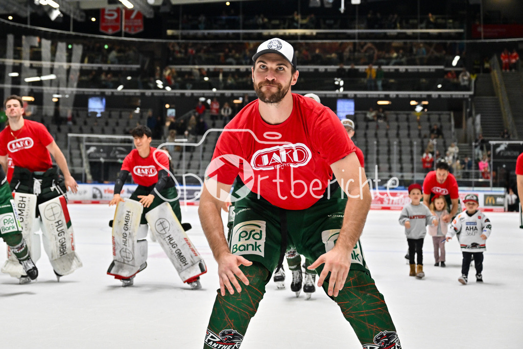 Augsburger Panther - Löwen Frankfurt | Die Spieler der Augsburger Panther feiern zusammen mit den Fans den Heimsieg gegen Frankfurt - Alexandre GRENIER (Augsburger Panther 82)  beim match zwischen den Augsburger Panthern und den Löwen Frankfurt am 8. Spieltag der Penny DEL im Curt Frenzel Stadion am 19.10.2025