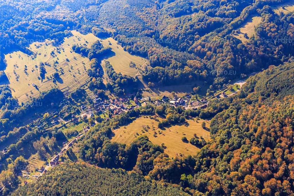Vue aérienne: Vue de la ville depuis le nord-est à Niedersteinbach dans le département Bas Rhin, France – .Photo: IMG_095095.jpg prise le 16/10/2016 par Werner Riehm/FLY-FOTO.eu – Résolution de l'original: 5083 x 3388 px