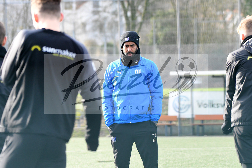 20200131_TRAOSN_0001 | Fußball, Herren: Trainer Daniel Thioune (VfL Osnabrueck) schaut waehrend der Trainingseinheit des VfL Osnabrueck im Sportpark Illoshoehe am 31.01.2020 in Osnabrueck, Deutschland. - Realisiert mit Pictrs.com