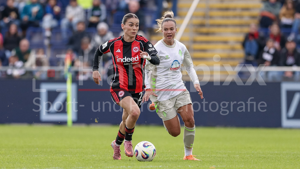 Fussball, Google Pixel Frauen-Bundesliga, Eintracht Frankfurt - SV Werder Bremen | v.li.: Ereleta Memeti (Eintracht Frankfurt, 27) und Maja Sternad (SV Werder Bremen, 11) im Laufduell, Zweikampf, Duell, Dynamik, Aktion, Action, Spielszene, DIE DFB-RICHTLINIEN UNTERSAGEN JEGLICHE NUTZUNG VON FOTOS ALS SEQUENZBILDER UND/ODER VIDEOÄHNLICHE FOTOSTRECKEN. DFB REGULATIONS PROHIBIT ANY USE OF PHOTOGRAPHS AS IMAGE SEQUENCES AND/OR QUASI-VIDEO.