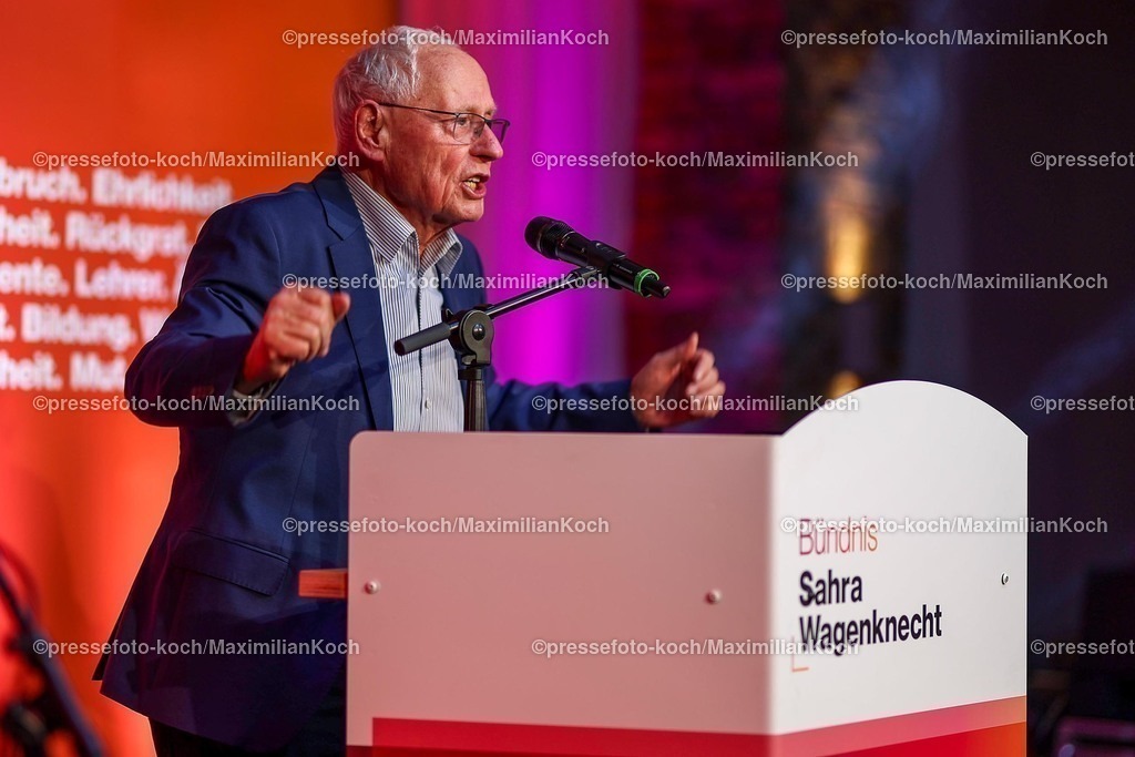 Wup06022501036 | 06.02.2025, Wahlkampfveranstaltung Bündnis Sahra Wagenknecht - Der Politiker Oskar Lafontaine bei seiner Rede in der Alten Papierfabrik in Wuppertal. 