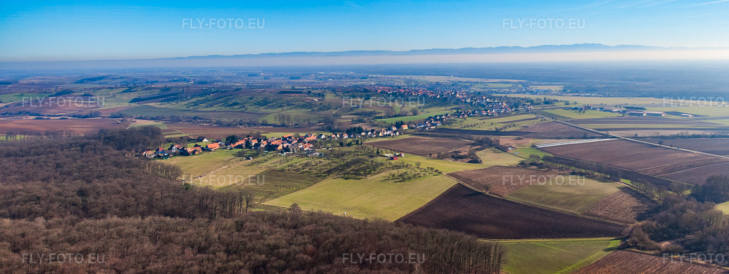 Vue aérienne: Panorama du village depuis le nord-ouest à Surbourg dans le département Bas Rhin, France – .Photo: IMG_37428-Bearbeitet.jpg prise le 07/02/2011 par Werner Riehm/FLY-FOTO.eu – Résolution de l'original: 8194 x 3083 px