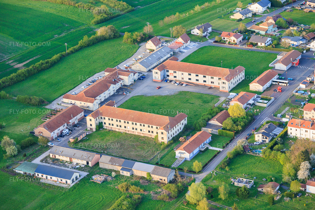 Aerial view: Rue des Roses in Leyweiler in the state Moselle, France. – Photo: IMG_154776.jpg taken on 04/17/2026 by Werner Riehm/FLY-FOTO.com – Resolution of the original: 6000 x 4000 px
