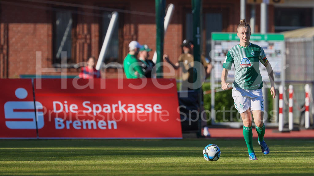 Fussball, Google Pixel Frauen-Bundesliga, SV Werder Bremen - VfL Wolfsburg | v.li.: Michelle Ulbrich (SV Werder Bremen, 5) am Ball, Einzelbild, Ganzkörper, Aktion, Action, Spielszene, DIE DFB-RICHTLINIEN UNTERSAGEN JEGLICHE NUTZUNG VON FOTOS ALS SEQUENZBILDER UND/ODER VIDEOÄHNLICHE FOTOSTRECKEN. DFB REGULATIONS PROHIBIT ANY USE OF PHOTOGRAPHS AS IMAGE SEQUENCES AND/OR QUASI-VIDEO.