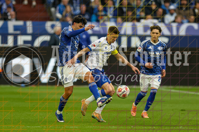 05.04.2026, GER, Fussball, Herren, 2. BL, Saison 2025/2026, FC Schalke 04 - Karlsruher SC | Mertcan Ayhan (S04) und Marvin Wanitzek (KSC) im Kampf um den Ball 