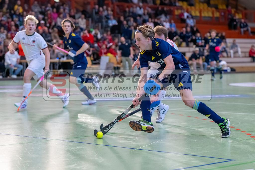 HK_20250118_101783 | 1/4 Finale 1. Bundesliga Halle Herren Crefelder HTC - Zehlendorfer Wespen am 18.1.2025 Halle Glockenspitz, Krefeld , Johann Wehnert ( Zehlendorfer Wespen #23) , Linus Michler ( Crefelder HTC #7 )