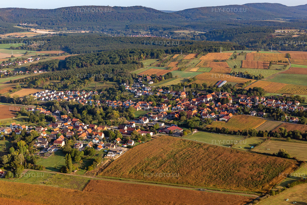 Vue aérienne: Vue de la ville depuis le sud à Kutzenhausen dans le département Bas Rhin, France. Photo: IMG_139217.jpg prise le 01/10/2023 par Werner Riehm/FLY-FOTO.eu – Résolution de l'original: 5472 x 3648 px