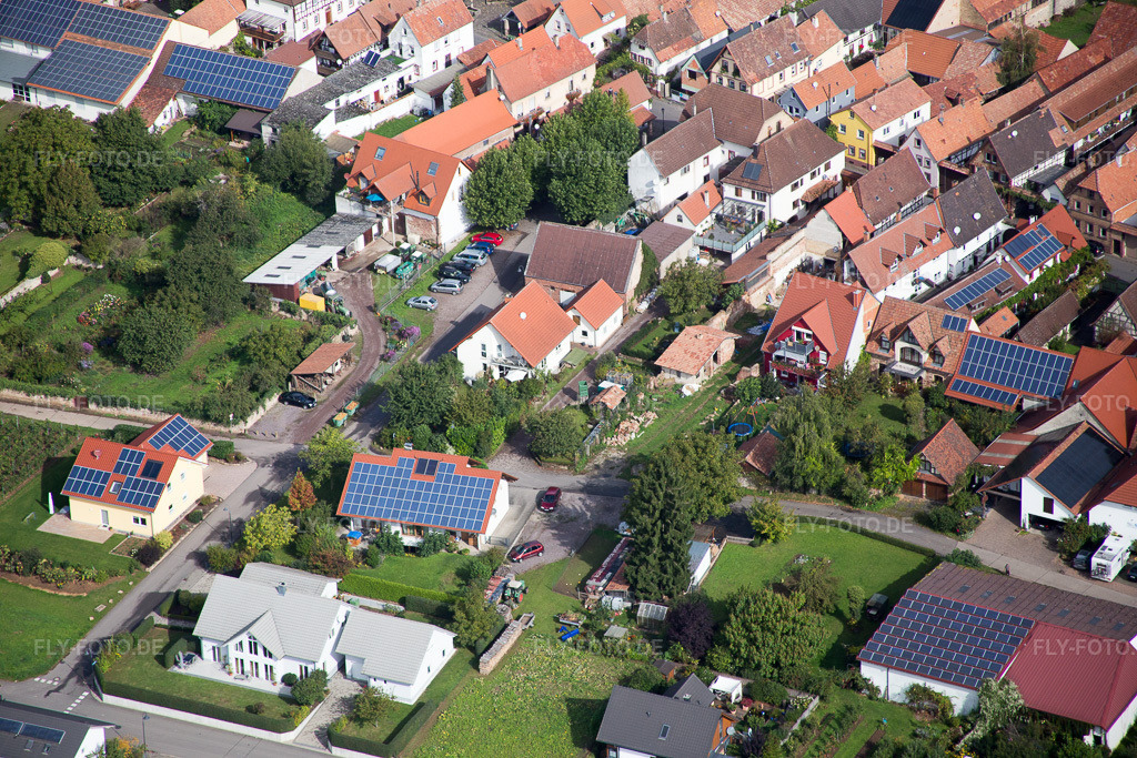 Luftbild: Dorf - Ansicht im Ortsteil Heuchelheim in Heuchelheim-Klingen im Bundesland Rheinland-Pfalz in Deutschland. Foto: IMG_072614.jpg vom 19.09.2014 durch Werner Riehm/FLY-FOTO.de