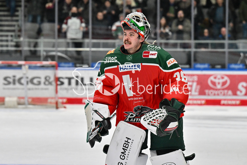 Augsburger Panther - Düsseldorfer EG | Die Panther feiern mit den Fans den Heimsieg gegen Duesseldorf / Jubel / Sieg / Freude / Happy / DEL: Augsburger Panther - Düsseldorfer EG, Curt Frenzel Stadion am 13.12.2024 / Strauss MANN (Augsburger Panther #38)