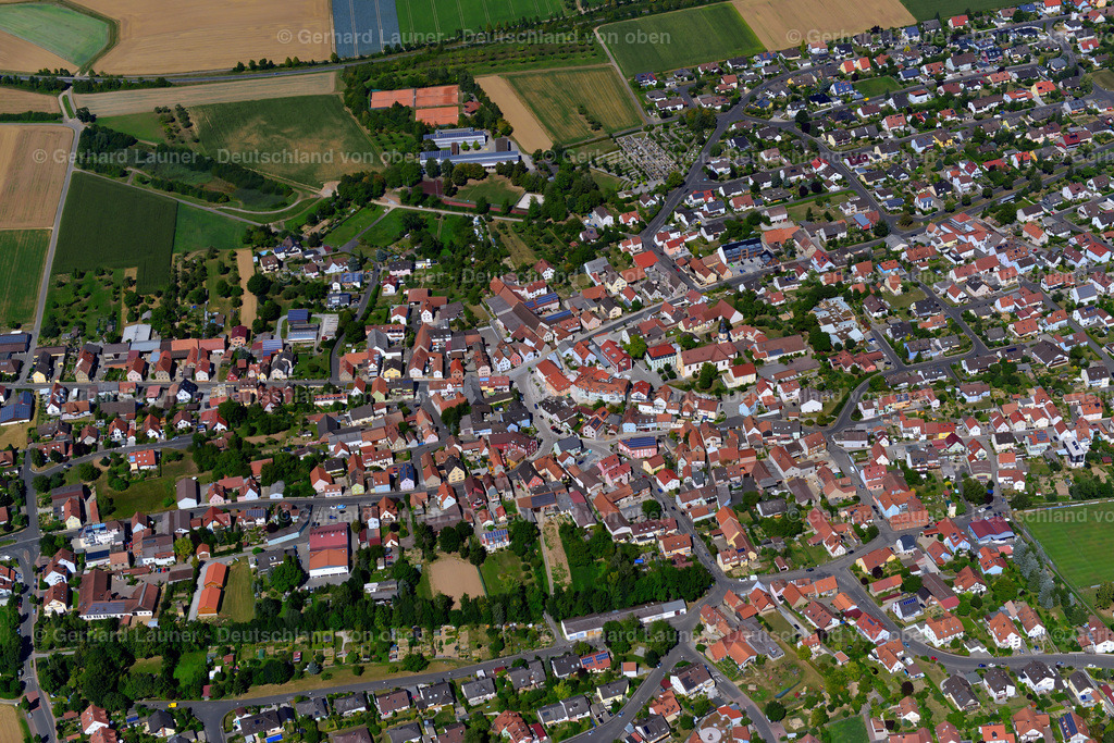 3650208 | KüRNACH 31.08.2016 Stadtgebiet mit Außenbezirken und Innenstadtbereich am Rand von landwirtschaftlichen Feldern und Ackerflächen in Kürnach im Bundesland Bayern, Deutschland // Urban area with outskirts and inner city area on the edge of agricultural fields and arable land in Kürnach in the state Bavaria, Germany Foto: Gerhard Launer