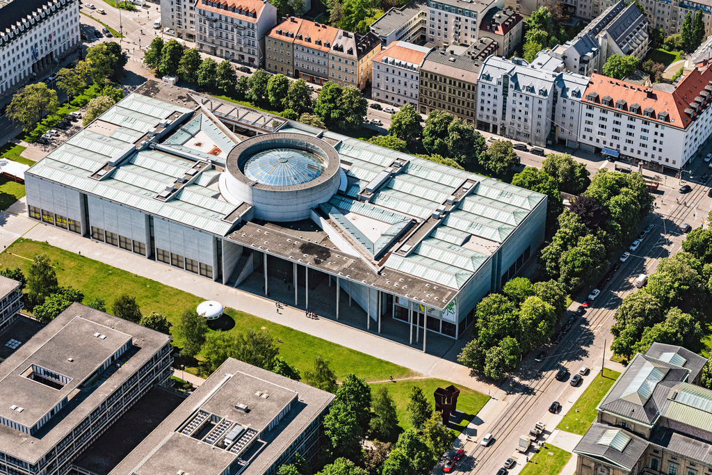 dr__0027535.jpg | MüNCHEN 24.05.2019 Museum Pinakothek der Moderne in München Maxvorstadt im Bundesland Bayern. Das Gebäude mit der markanten Kuppel vereinigt vier Museen für Design, moderne Kunst und Gegenwartskunst sowie das Architekturmuseum. Weiterführende Informationen bei: Bayerische Staatsgemäldesammlungen Kunstareal München. // The Museum Pinakothek der Moderne in Munich Maxvorstadt in the state of Bavaria. The building with its distinctive dome combines four museums of design, modern art and contemporary art as well as the architecture museum. Further information at: Bayerische Staatsgemaeldesammlungen Kunstareal Muenchen. Foto: Daniel Reiter