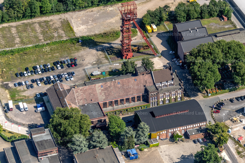 4050341 | ESSEN 25.08.2021 Förderanlagen und Bergbau- Schacht- Anlagen am Förderturm der Grube und Zeche der "Zeche Bonifacius" an der Rotthauser Straße in Essen im Ruhrgebiet im Bundesland Nordrhein-Westfalen, Deutschland. // Conveyors and mining pits at the headframe of "Zeche Bonifacius" on Rotthauser Strasse in Essen at Ruhrgebiet in the state North Rhine-Westphalia, Germany. Foto: Gerhard Launer