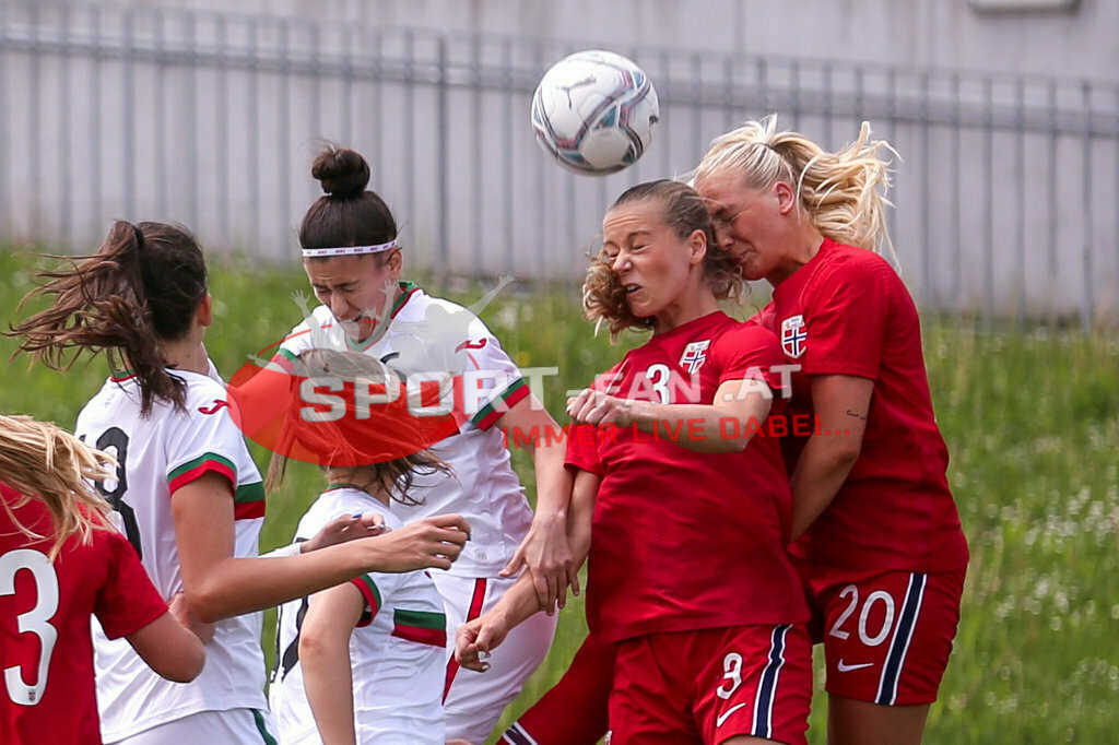 Norwegen U19  Bulgarien U19 | Ivelina Pavlova (BUL #18) Emanuela Naydenova (BUL #5) Selma Pettersen (Norway #3) Cathinka Cecilie Friis Tandberg (Norway #20) ; Norwegen U19  Bulgarien U19 am 13.05.2022 in Wels
(Huber Arena), AUSTRIA, (Photo by Ernst Krawagner sport-fan.at) - Realisiert mit Pictrs.com