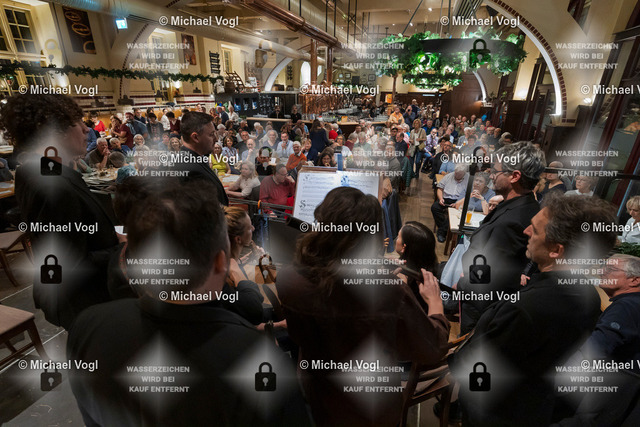 TAM25_K.12__Michael-Vogl_009_6507 | Tage Alter Musik Regensburg K.12 Nachtkonzert Brauhaus am Schloss Cappella Pratensis (Niederlande) Tim Braithwaite, Superius, Leitung Peter de Laurentiis, Tenor, Co-Leitung Sollazzo Ensemble (Frankreich) The Feast of the Swan Das Schwanenfest der Mariengilde von ’s-Hertogenbosch Anna Danilevskaia Vihuela de Arco, Leitung Foto: Michael Vogl