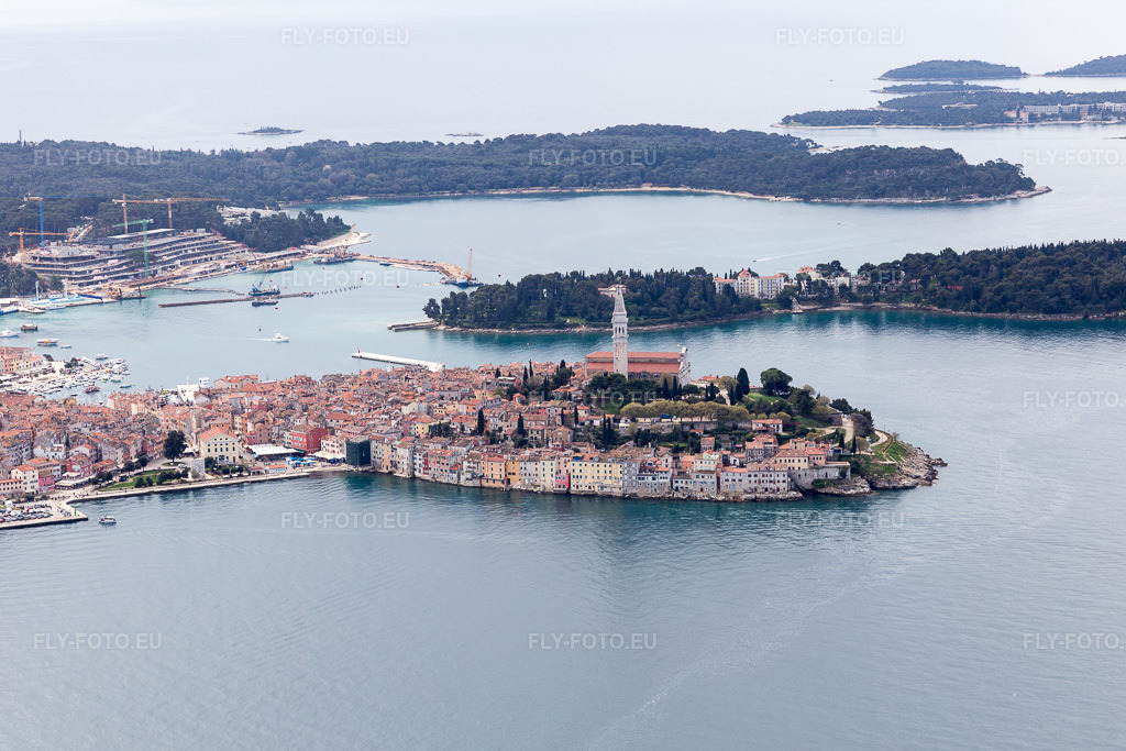 Vue aérienne: Vue de la ville à Rovinj dans le département Gespanschaft Istrien, Croatie. Photo: IMG_105966.jpg prise le 13/04/2018 par Werner Riehm/FLY-FOTO.eu – Résolution de l'original: 5472 x 3648 px