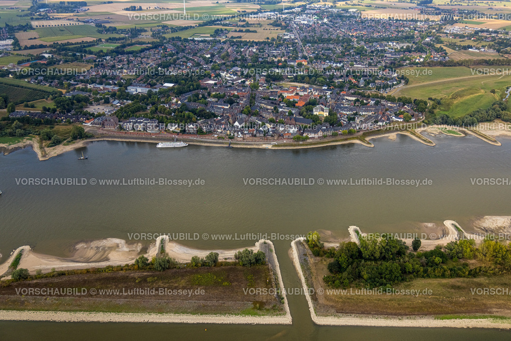 Reess220805122Rheinniedrigwasser | Luftbild, Niedrigwasser des Rheins und Frachtschiffe auf dem Rhein bei Rees,  Niedermörmter, Kalkar, Niederrhein, Nordrhein-Westfalen, Deutschland