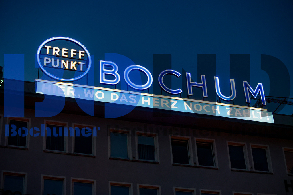 Bochum total 2024 - Die Feuersteins  {date} -  | {headline}(Foto: Sebastian Sendlak / BOND) - Realisiert mit Pictrs.com