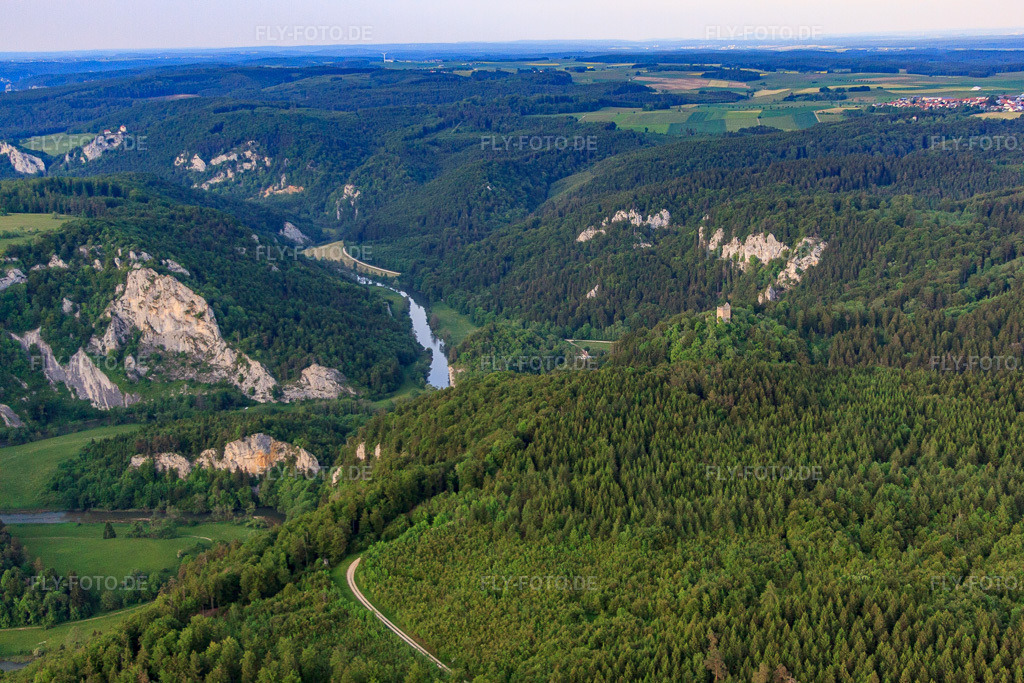 Luftbild: Kaiserstand, Schänzle- und Stiegelesfelsen über dem Donautal im Hintegrond die Marinswand und Schloß Bronnen in Fridingen an der Donau im Bundesland Baden-Württemberg in Deutschland. Foto: IMG_57663.jpg vom 08.06.2013 durch Werner Riehm/FLY-FOTO.deLinkedIn