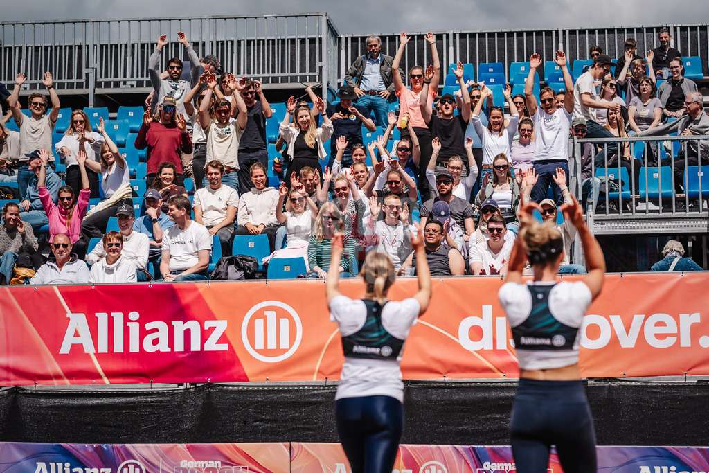 Beachvolleyball | Frauen | Allianz German Beach Tour 2025 | Tourstop Hamburg | 29.05.2025 | v.l. Nina Interwies und Louisa Marunde machen Laola mit den Fans