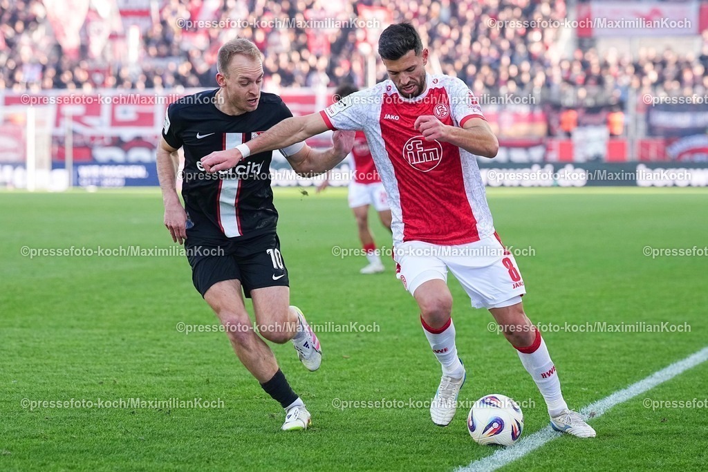 xYDRx24012601052 | 24.01.2026, xydrx, Fußball, 3.Liga, Rot-Weiss Essen - TSV Havelse, Saison 2025 2026, Stadion an der Hafenstraße: Julius Dueker (TSV Havelse #10) im Zweikampf gegen Klaus Gjasula (Rot-Weiss Essen #8)   DFB regulations prohibit any use of photographs as image sequences and or quasi-video. Photo: xYannisxDreimannxPressefotoKochx