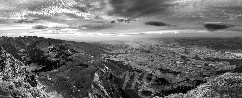 Panorama-Aussicht auf Thun und Region bei Sonnenuntergang vom Stockhorn gesehen | Die ideale Geschenkidee für Naturliebhaber. Naturbilder von Marcel Gross Photography für ihr Zuhause in den verschiedensten Formaten und Materialien. - Realisiert mit Pictrs.com