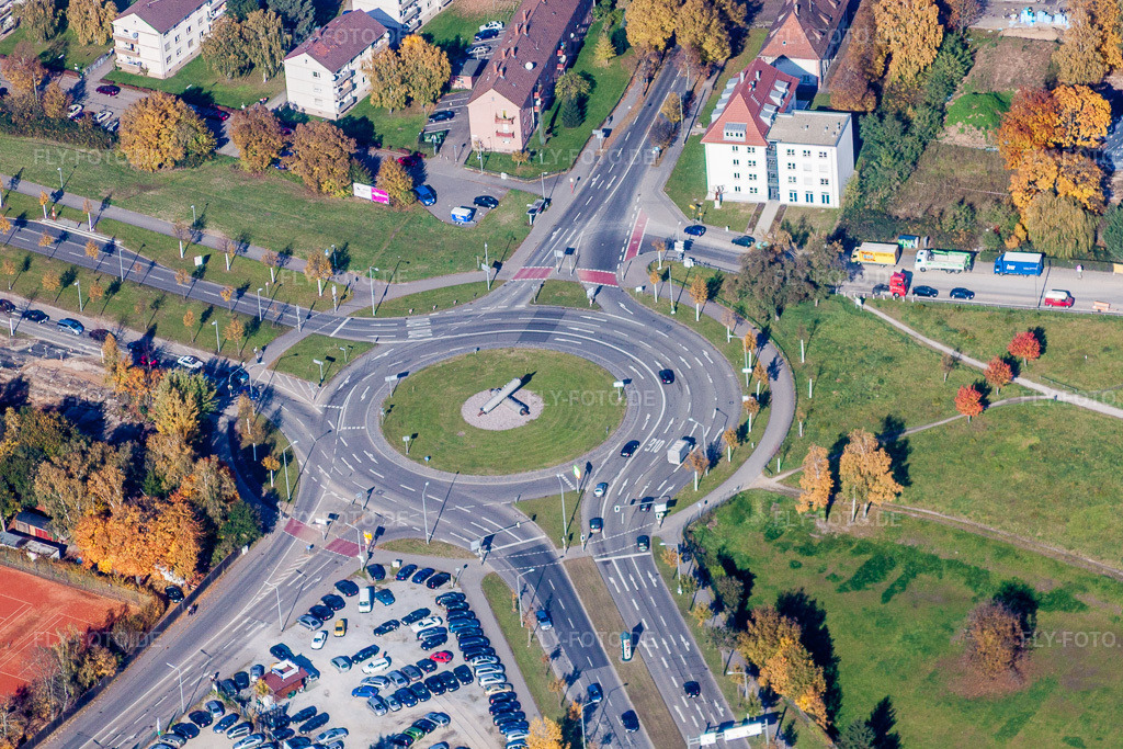 Luftbild: Verkehrsführung der kreisförmigen Kreuzung (keine Kreisverkehr) und Straßenverlauf von Kriegsstraße, Wolfahrtsweierer Strasse und Stuttgarter Straße im Ortsteil Südstadt in Karlsruhe im Bundesland Baden-Württemberg in Deutschland. Foto: IMG_35140.jpg vom 31.10.2010 durch Werner Riehm/FLY-FOTO.de