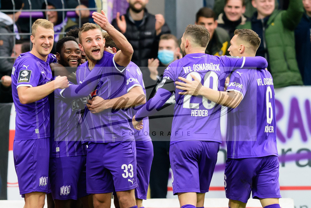 OSNTSV20211106_094 | Fussball, Herren: Ba-Muaka Simakala (VfL Osnabrueck) Torjubel, jubelt mit seiner Mannschaft nach dem Treffer zum 2:1 bei dem Spiel der 3. Liga zwischen VfL Osnabrueck und TSV 1860 Muenchen im Stadion an der Bremer Bruecke am 06.11.2021 in Osnanbrueck, Deutschland.DFB / DFL REGULATIONS PROHIBIT ANY USE OF PHOTOGRAPHS AS IMAGE SEQUENCES AND/OR QUASI-VIDEO. - Realisiert mit Pictrs.com