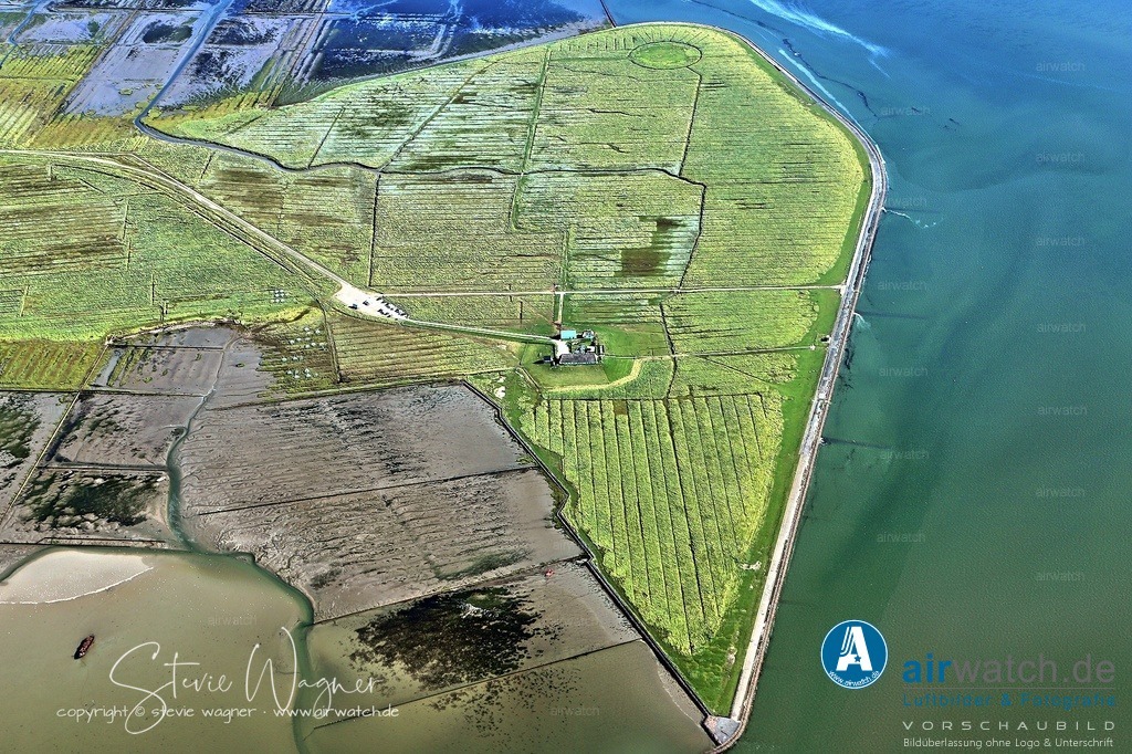 Hamburger Hallig - Der Name der Hallig stammt von den zwei Hamburger Kaufleuten Rudolf und Arnold Amsinck | Entdecken Sie atemberaubende Luftbilder und Fotografien auf airwatch.de - Tauchen Sie ein in eine Welt voller faszinierender Aufnahmen aus der Vogelperspektive.