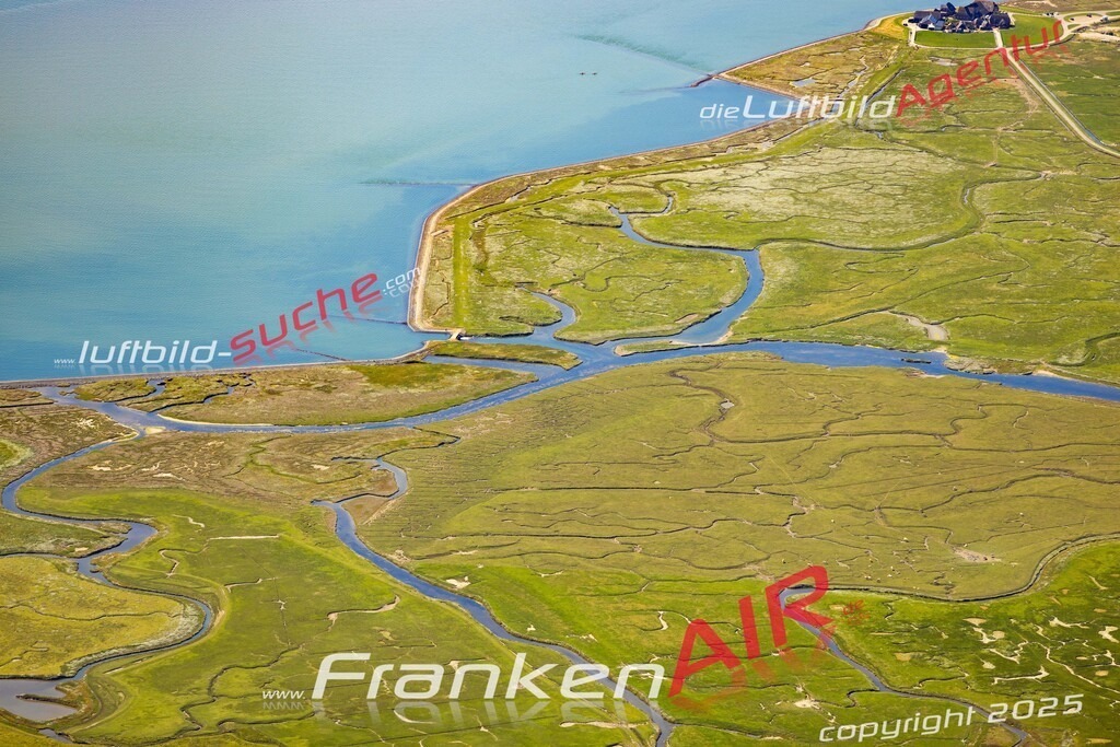 Aktuelles Luftbild von  Langeneß - Die Luftaufnahme wurde 2022 mittels UL-Flugzeug erstellt ( keine Drohne ) - hochauflösende Kamera-Systeme von  Canon -Beste Qualität - Für grossformatige Ausdrucke geeignet. Die Geschenkidee !