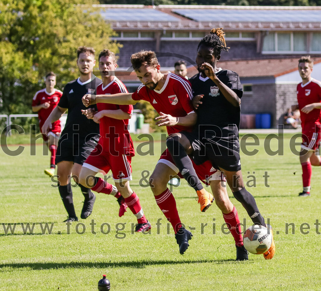 2023-09-02_030_SG_Markt_Schwaben_II_gegen_SV_Internationale_Taufkirchen_II | Markt Schwaben, Deutschland, 02.09.2023:
Fußball, C-Klasse 2023 / 2024, 3. Spieltag, (SG) Markt Schwaben II gegen SV Internationale Taufkirchen II, Endergebnis: 6:2

Korbinian Stern (SG Markt Schwaben, #7), Modou Gaye (SV Internationale Taufkirchen, #10)

Foto: Christian Riedel / fotografie-riedel.net