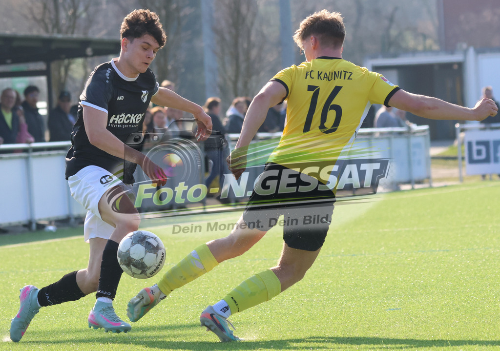 SV Rödinghausen II, FC Kaunitz | Auf dem Bild zu sehen: schwarz SV Rödinghausen II: Roman-Stevan Jankowski ; gelb FC Kaunitz: Maurice Leon Cord-BrüningSV Rödinghausen II, FC Kaunitz, Saison 25/26, Westfalenliga, Deutschland - Realisiert mit Pictrs.com
