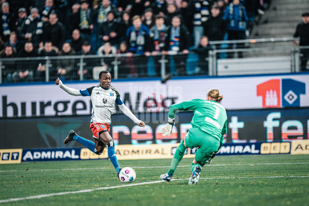 Fußball | Männer | Saison 2023/2024 | 2. Fußball-Bundesliga | 12. Spieltag | Hamburger SV vs. 1. FC Magdeburg | 04.11.2023 | Jean-Luc Dompe (#27, HSV) scheitert an Dominik Reimann (#1, 1. FC Magdeburg)