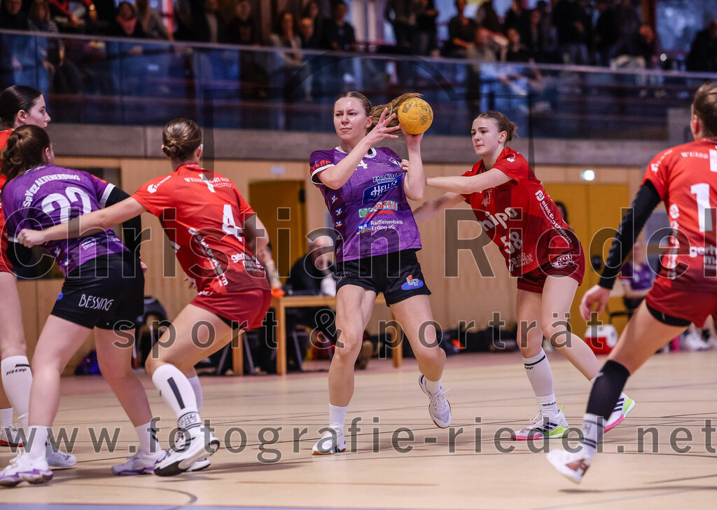 2025-02-22_103_SpVgg_Altenerding_gegen_TG_Landshut | Erding, Deutschland, 22.02.2025:Handball, Bezirksoberliga Frauen Altbayern 2024 / 2024, 15. Spieltag, SpVgg Altenerding gegen TG Landshut, Endergebnis: 25:22Johanna Taubmann (SpVgg Altenerding, #22), Lavinia Dreiling (TG Landshut, #4), Sophie Lößl (SpVgg Altenerding, #14), Sophia Steinherr (TG Landshut, #58)Foto: Christian Riedel / fotografie-riedel.net