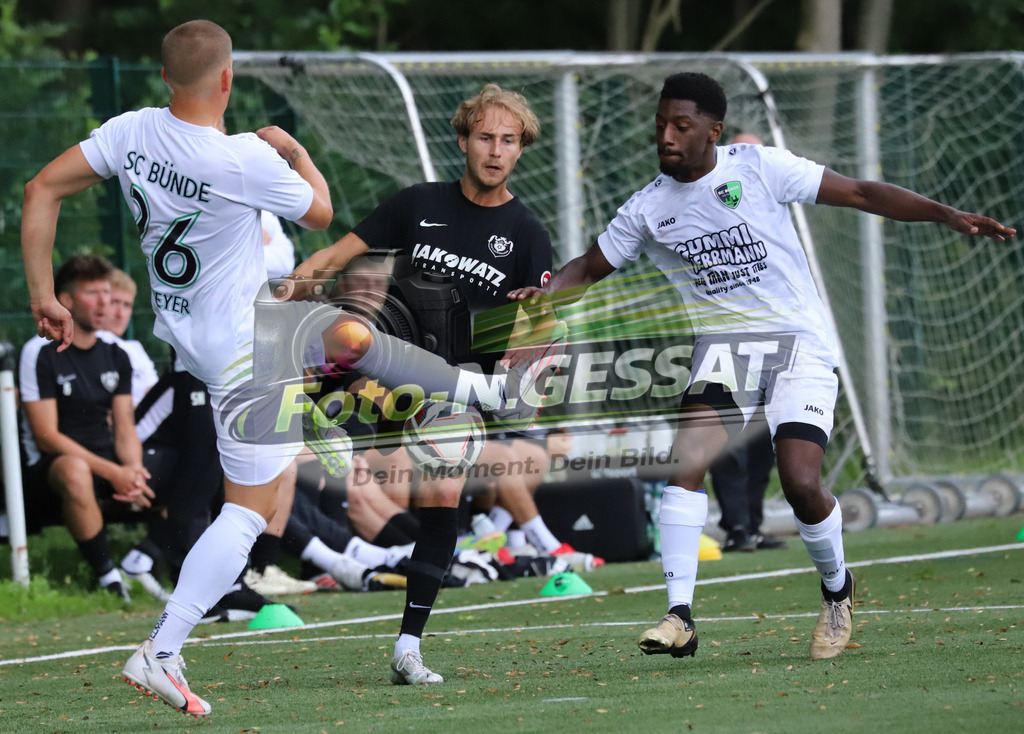 SC Bünde - BV 21 Stift-Quernheim | Auf dem Bild zu sehen: weiß SC Bünde v.l.: Marcel Noltemeyer, Felix Freise ; schwarz BV 21 Stift-Quernheim: Jarno GroteSC Bünde, BV 21 Stift-Quernheim, Fistelmann Supercup, Hunnebrock, Deutschland  - Realisiert mit Pictrs.com