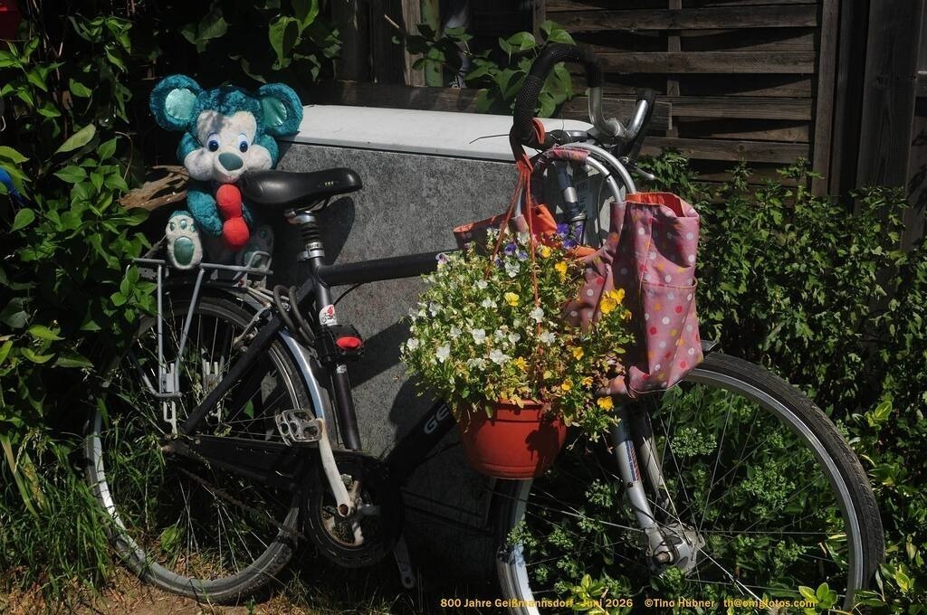 Geißmannsdorf-2026-Ortsbilder-110 | Geißmannsdorf bei Bischofswerda im Sommer 2026. Ein fotografischer Streifzug durch das Dorf Geißmannsdorf, mit Gebäuden, Straßen, Strohpuppen und geschmückten Vorgärten und Grundstücken anlässlich der 800-Jahr-Feier von Geißmannsdorf im Juni 2026 - Realisiert mit Pictrs.com