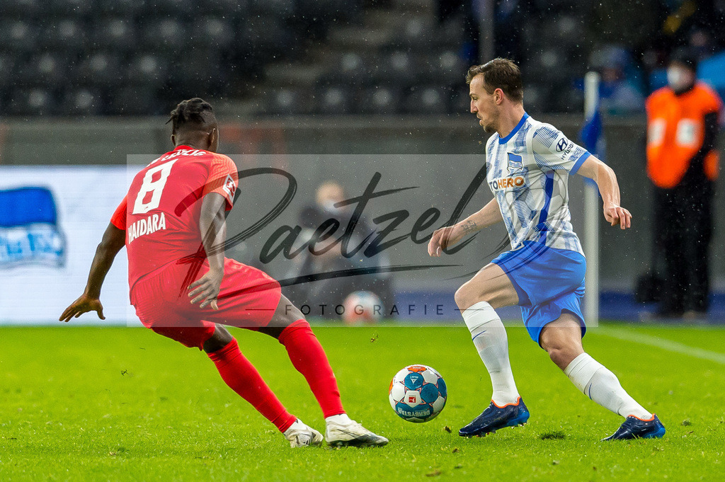 BSCRBL20220220_024 | Fussball, Herren: Amadou Haidara (RB Leipzig) und Vladimir Darida (Hertha BSC) im Zweikampf bei dem Spiel der 1. Bundesliga zwischen Hertha BSC und RB Leipzig im Olypiastadion am 20.02.2022 in Berlin, Deutschland.DFB / DFL REGULATIONS PROHIBIT ANY USE OF PHOTOGRAPHS AS IMAGE SEQUENCES AND/OR QUASI-VIDEO. - Realisiert mit Pictrs.com