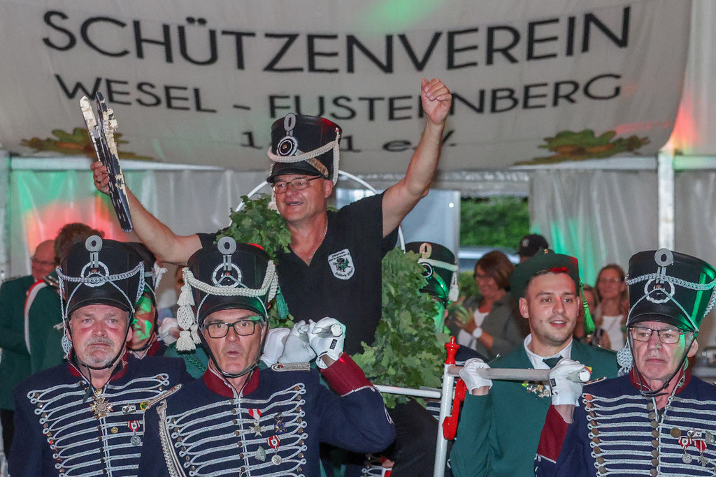 top-top.de-250531-127 | Peter Booms wird am Samstag, den 30.05.2025 neuer König  der Fusternberg er Schützen. Foto: Erwin Pottgiesser