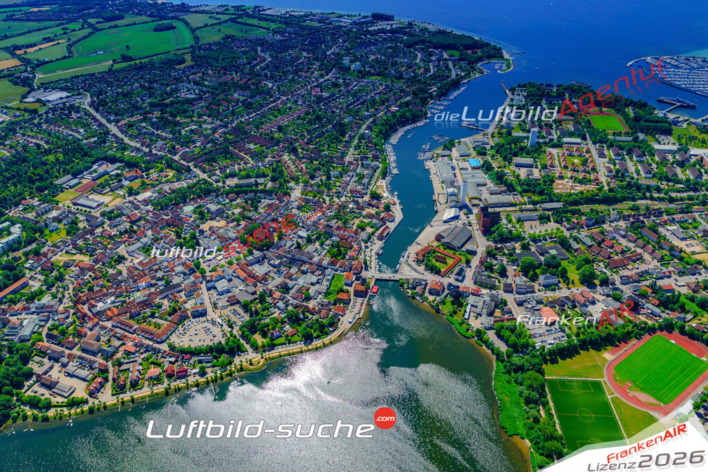 Das Luftbild der Stadt Neustadt in Hollstein wurde 2018 vom Flugzeug heraus erstellt (keine Drohne) Aufnahmehöhe ca.400 Meter- hohe Auflösung für beste Druck-Qualität
