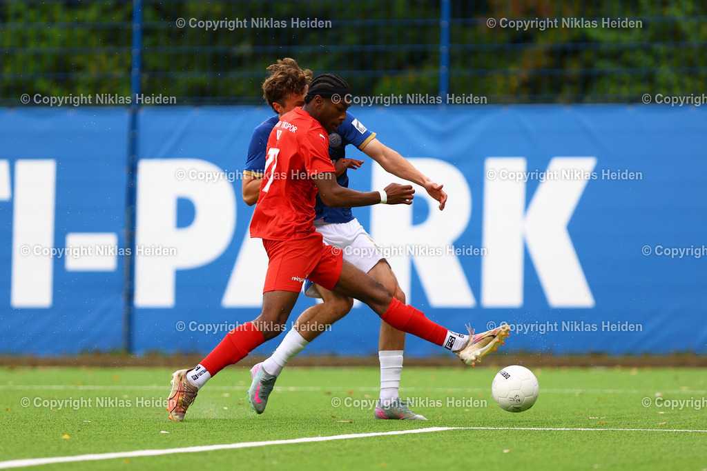 NH_HolsteinKielU23_InterTürksporKiel_FlensOberliga_05102025 | #9 Louis Köster (Holstein Kiel U23), #17 Denzel Osamudiamwen Imasün (Inter Türkspor Kiel)Fußball I Herren I Flens Oberliga I Saison 2025-2026  I 11. Spieltag I Holstein Kiel U23 - Inter Türkspor Kiel I 05.10.2025 I Citti-Fußball-Park