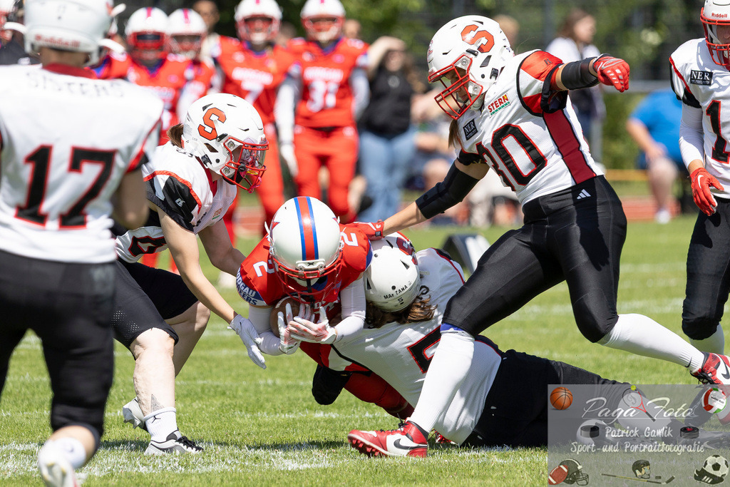 GFLW 1: German Football League Women 1: Rodgau Pioneers Ladies - Stuttgart Scorpions Sisters, 07.06.2026 | Rebecca Meier (Rodgau Pioneers Ladies #2) wird von .Julia Nicola Lippert (Stuttgart Scorpions Sisters #5) gestoppt / getackled, &amp; Maria Schubert (Stuttgart Scorpions Sisters #30), Rodgau Pioneers Ladies - Stuttgart Scorpions Sisters, Rodgau, Maingau-Energie-Stadion "Am Weichsee", 7.6.2026 - Realisiert mit Pictrs.com