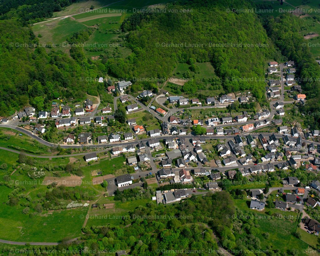 2610106 | DONSBACH 09.06.2006 Von Wald und Forstgebieten umgebener Ortskern der Straßen und Häuser und Wohngebiete in Donsbach im Bundesland Hessen, Deutschland // Surrounded by forest and forest areas center of the streets and houses and residential areas in Donsbach in the state Hesse, Germany Foto: Gerhard Launer